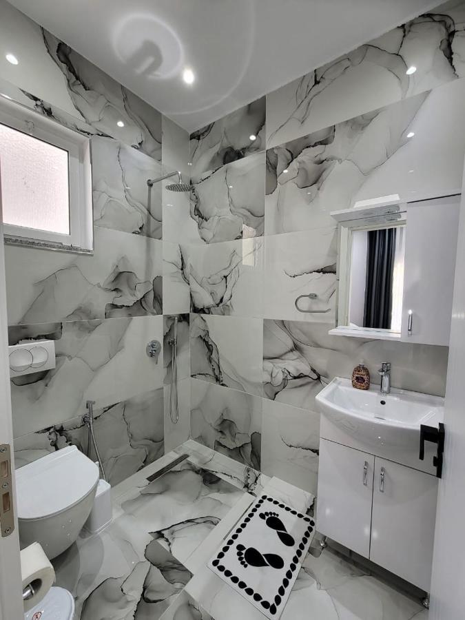 Luxury Room'S By Lika Sarande Bagian luar foto